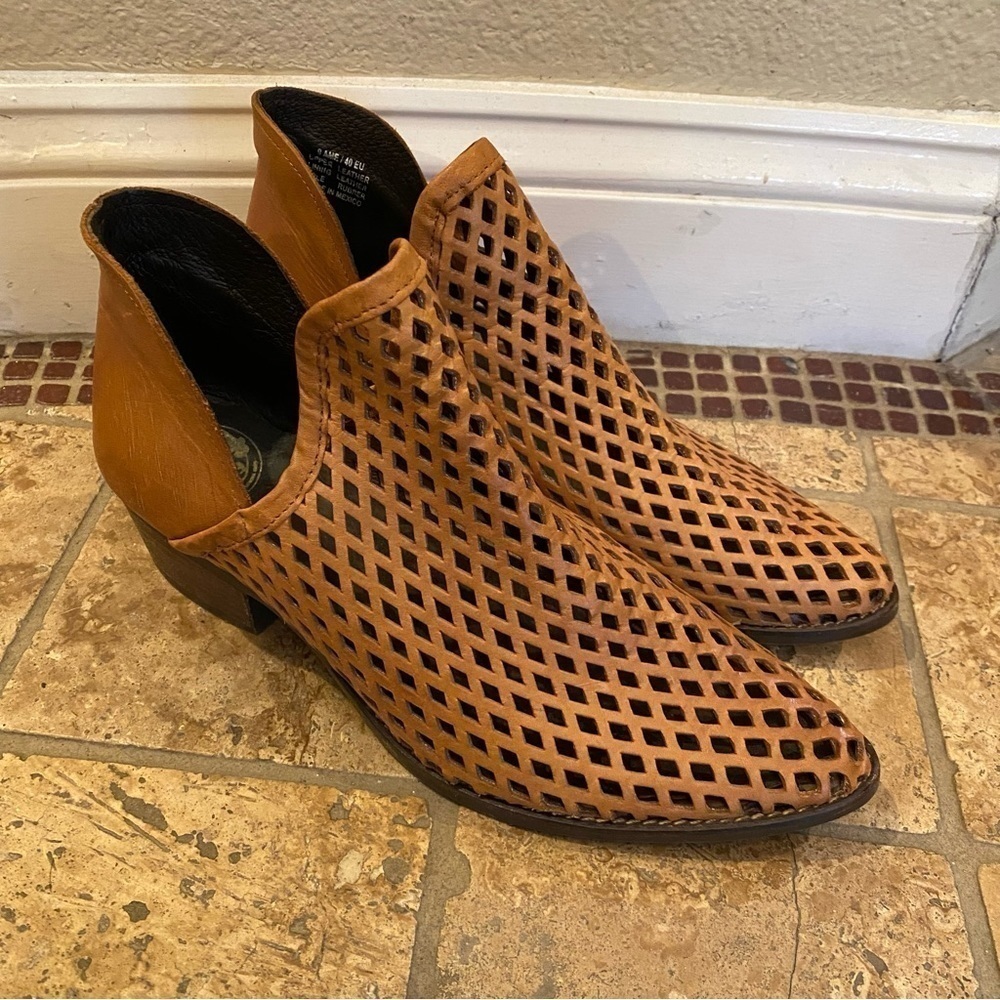 CWY Coolway Women Light Brown Leather Laser Cut Ankle Boots Size 9